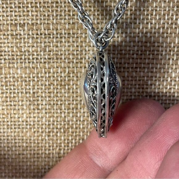 Vintage sterling silver filigree heart on sterling silver chain - Picture 5 of 12